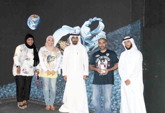 امل العثمان متوسطة وفد المهندسين خلال الجولة بالمتحف