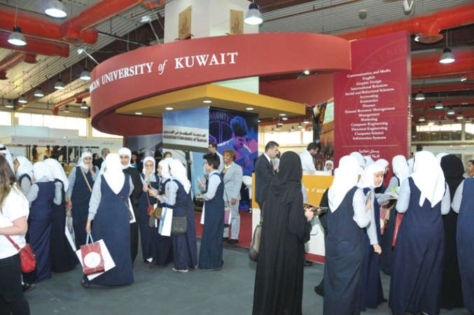  الطلبة في جناح الجامعة الامريكية ﻿