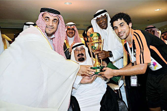 خادم الحرمين الشريفين يسلم الكاس الى قائد الشباب احمد عطيف﻿