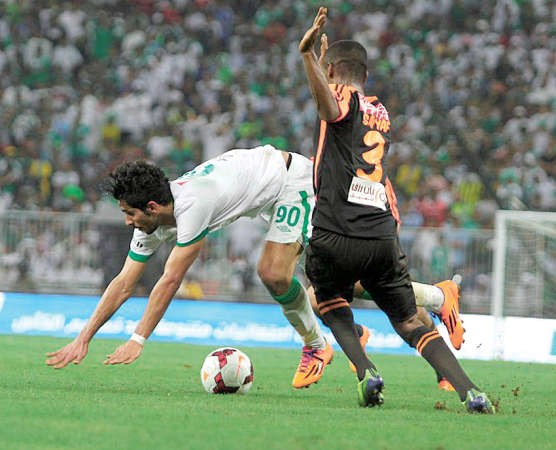 مهاجم الاهلي صالح الشهري يتعرض للمضايقة من مدافع الشباب سياف البيشي﻿