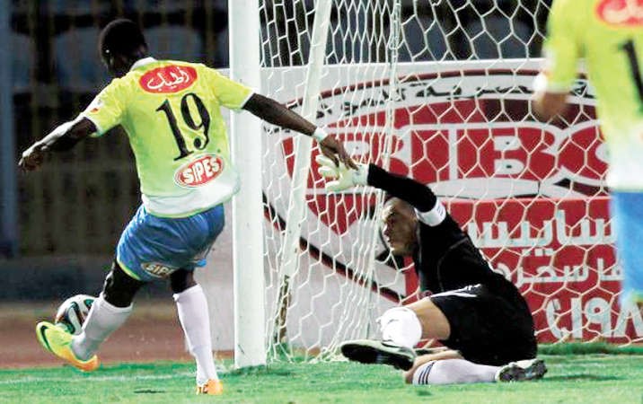 مهاجم الاسماعيلي جون انطوي يضع الكرة في مرمى الزمالك﻿