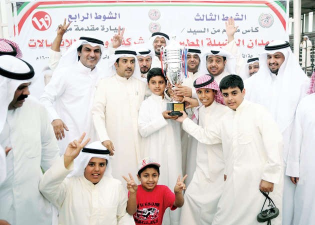 عميد اسطبل الشوري يتسلم الكاس﻿