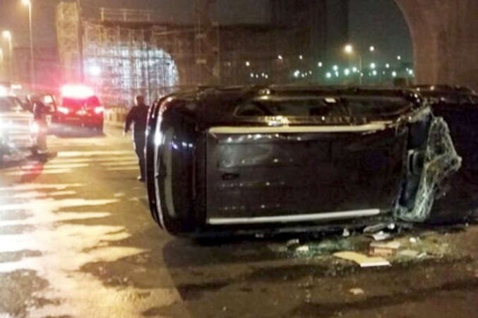 مركبة المواطن بعد انقلابها بالقرب من بوابة المستشفى ﻿