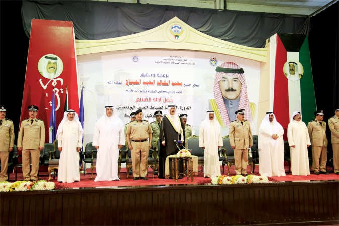 نائب رئيس مجلس الوزراء ووزير الداخلية الشيخ محمد الخالد متوسطا عددا من القيادات الامنية خلال الحفل﻿