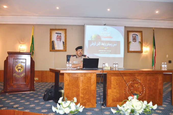 اللواء الركن د محمد الديحاني خلال المحاضرة