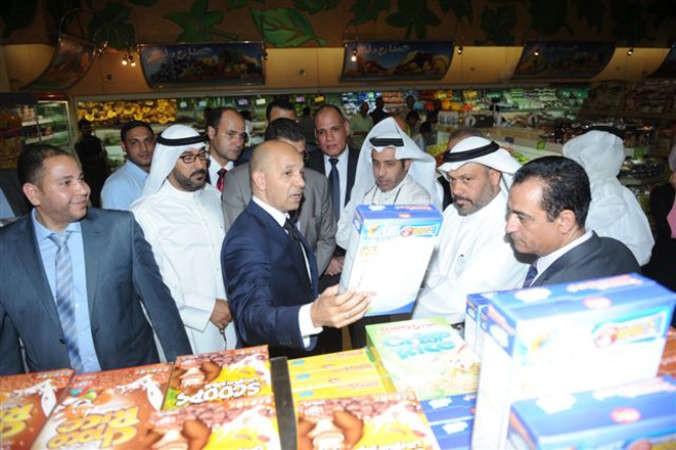 فيصل متحدثا مع الحضور عن تفاصيل المنتجات المشمولة بالمهرجان