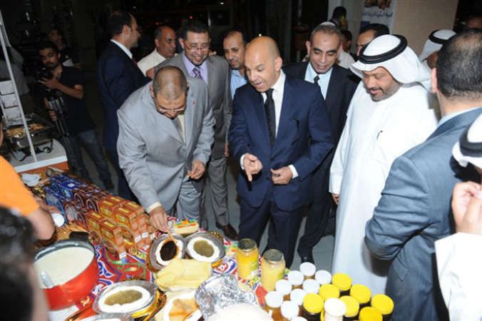 ويطلع على بعض السلع المعروضة