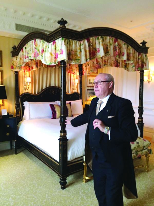 مسؤول الخدمات الخاصة في فندق Savoy الذي يؤكد للسياح انه يؤمن كل ما يطلبونه مهما بدا مستحيلا ويبدو جناح الخدمات الخاصة وفيه سرير امبراطوري فاخر