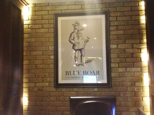 blue boar احد اهم المطاعم في الفندق والذي تقصده الطبقة المخملية في المجتمع البريطاني