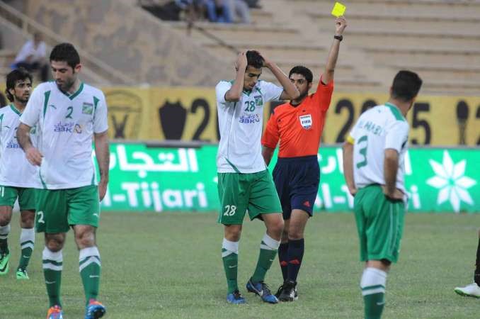 الحكم الاماراتي محمد عبدالله يوجه انذارا للاعب العربي محمد باعباد 	هاني الشمري﻿