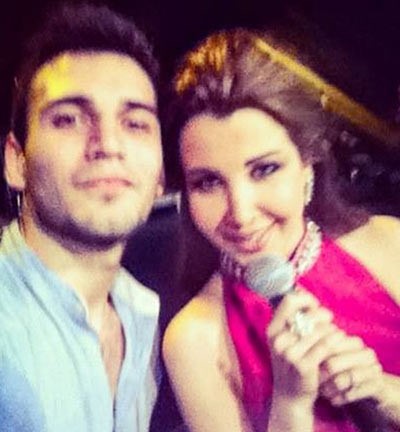 بالصور.. نانسي عجرم تحتفل بعيد ميلاد شقيقها وتلتقط صورة selfie مع معجب