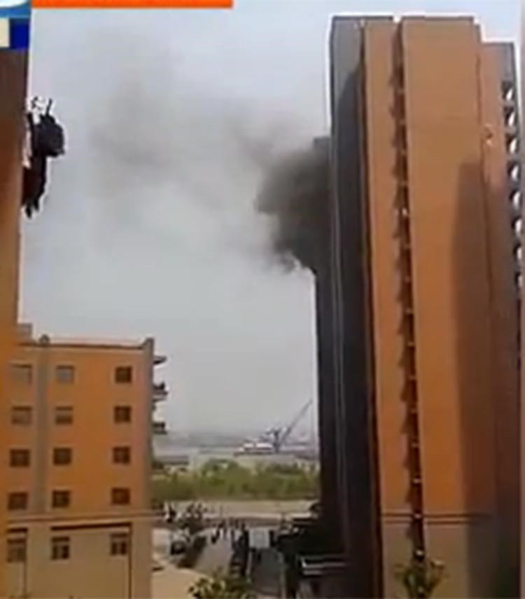 بالفيديو.. لحظة مأساوية لمصرع رجلي إطفاء سقطا من الطابق 13