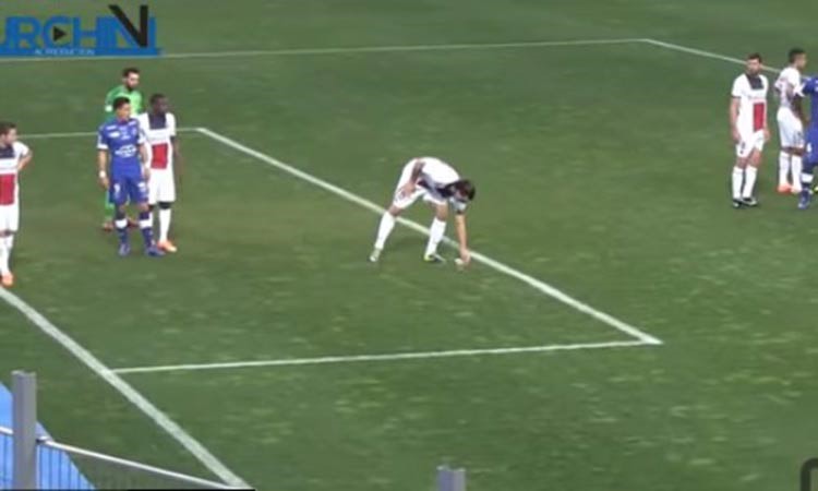 بالفيديو.. "إبراهيموفيتش" يتناول مكسرات أُلقيت عليه من الجماهير!