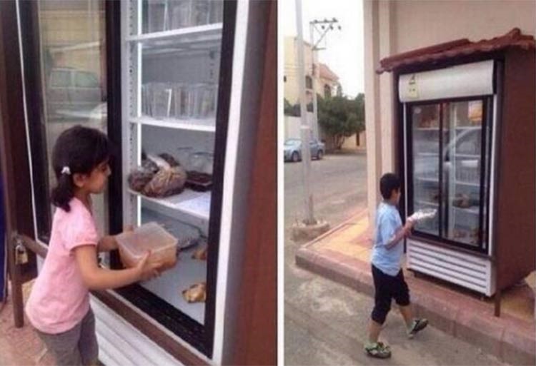 صورة: سعودي يضع ثلاجة أمام منزله بحائل لفوائض طعام الحي صدقةً للمحتاجين 