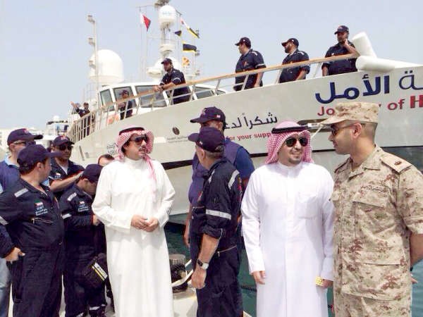 السفير الشيخ عزام الصباح في مقدمة مستقبلي قارب الامل﻿