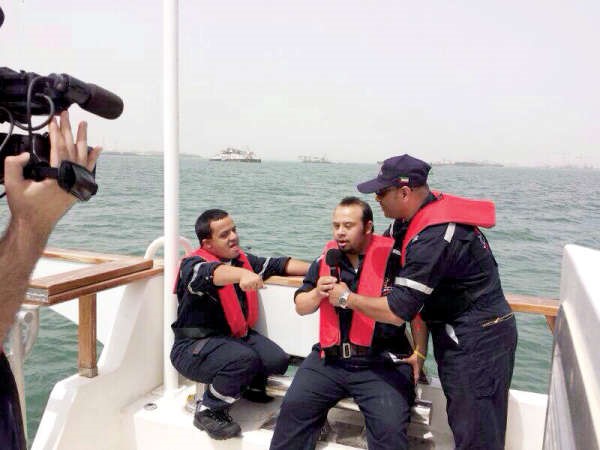 بعض افراد الطاقم يتحدثون لوسائل الاعلام 
﻿