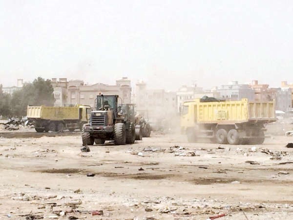 اليات البلدية ترفع المخلفات من منطقة سكراب امغرة