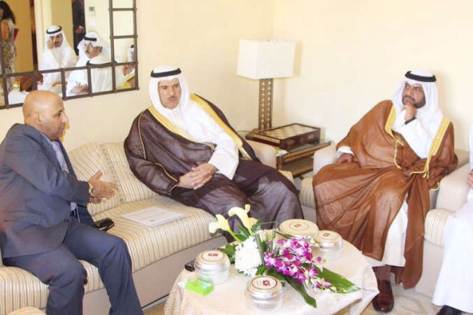 وزير الاعلام والشباب الشيخ سلمان الحمود والشيخ احمد المنصور مع السفير عزيز الديحاني ﻿