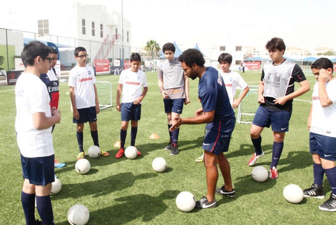 مجموعة من الاطفال يستمعون لنصائح المدرب