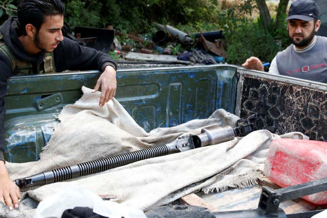 مقاتلان من الجيش الحر يحضران الاسلحة للمعركة في جبل الاكراد في اللاذقية رويترز