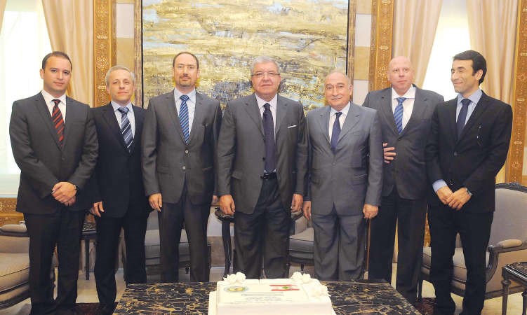 وزير الداخلية نهاد المشنوق مع المحافظين الخمسة الجدد الذين عينهم مجلس الوزراء امس وهم محافظ جبل لبنان فؤاد فليفل ومحافظ الشمال رمزي نهرا ومحافظ عكار عماد لبكي ومحافظ بيروت زياد شبيب ومحافط بعلبك الهرمل بشير خضر ومحافظ الجنوب منصور ضو محمود الطويل