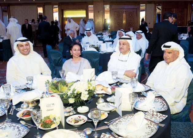 من اليمين طارق بدر السالم واسامة النصف ووفاء القطامي ومحافظ بنك الكويت المركزي دمحمد الهاشل ﻿