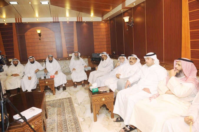 دعبدالرحمن الجيران ودعلي العمير يتوسطان ابناء الدائرة الثانية في ديوان الجيران بالدوحة