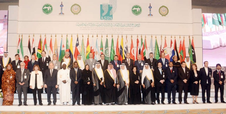 ولي ولي العهد السعودي صاحب السمو الملكي الامير مقرن بن عبدالعزيز مع رؤساء الوفود المشاركة في الاجتماع فاضل هوادي