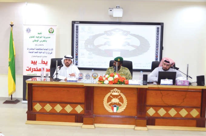د عايد الحميدان والرائد ثامر منصور الهاجري خلال اللقاء ﻿