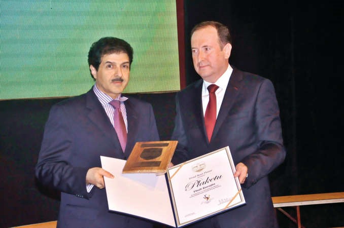السفير يوسف عبدالصمد يتسلم الشهادة التقديرية للكويت من محافظ مدينة نوفي بازار الصربية