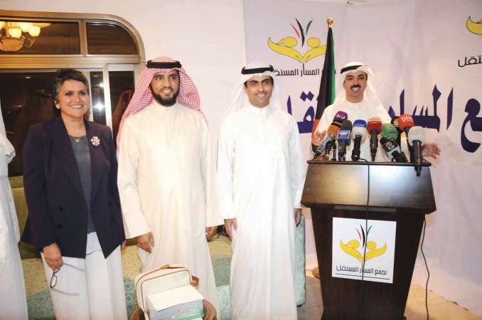 علي الراشد يعلن استقالته وصفاء الهاشم من عضوية المجلس ويتوسطهما رياض العدساني ود حسين قويعان محمد خلوصي