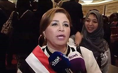 بالفيديو.. شاهد زلة لسان إلهام شاهين قبل غنائها .. الله عليك يا سيسي بكرة هتبقى رئيسي