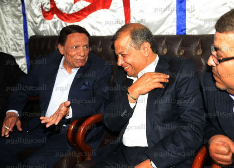 بالفيديو والصور.. شاهد عادل امام وفنانو مصر في عزاء مدون مصري سقط من شرفة شقته 