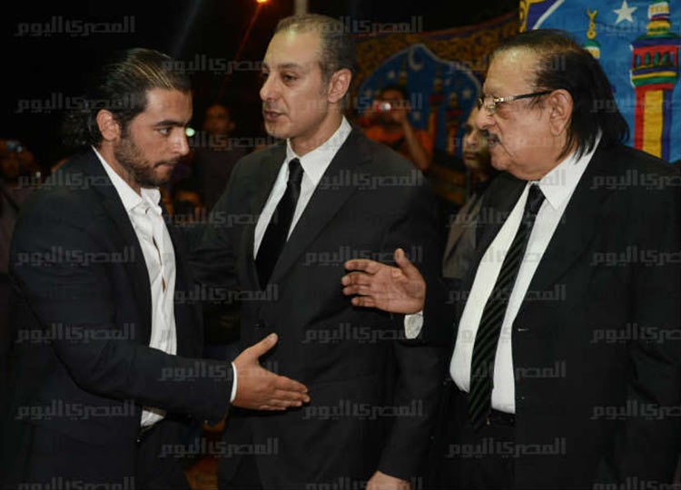 بالفيديو والصور.. شاهد عادل امام وفنانو مصر في عزاء مدون مصري سقط من شرفة شقته 