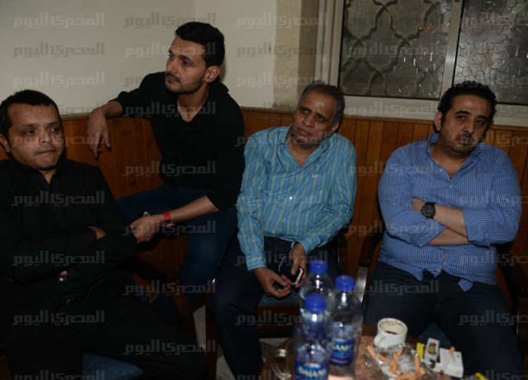 بالفيديو والصور.. شاهد عادل امام وفنانو مصر في عزاء مدون مصري سقط من شرفة شقته 