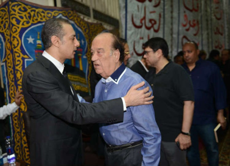 بالفيديو والصور.. شاهد عادل امام وفنانو مصر في عزاء مدون مصري سقط من شرفة شقته 