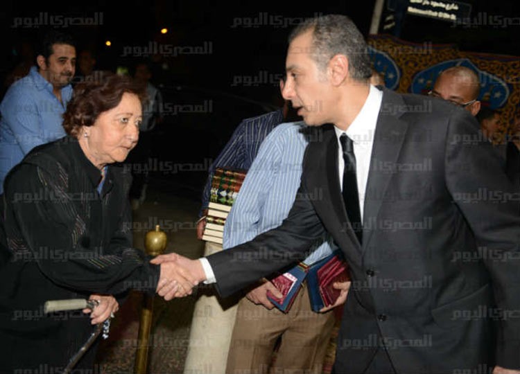 بالفيديو والصور.. شاهد عادل امام وفنانو مصر في عزاء مدون مصري سقط من شرفة شقته 