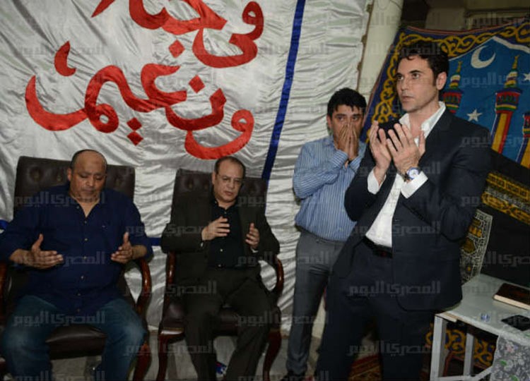 بالفيديو والصور.. شاهد عادل امام وفنانو مصر في عزاء مدون مصري سقط من شرفة شقته 