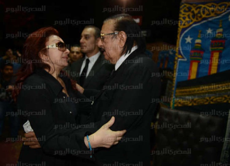 بالفيديو والصور.. شاهد عادل امام وفنانو مصر في عزاء مدون مصري سقط من شرفة شقته 