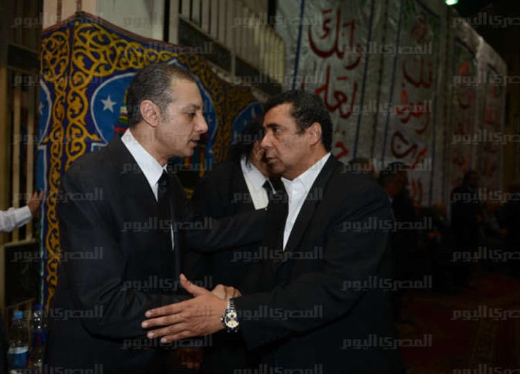 بالفيديو والصور.. شاهد عادل امام وفنانو مصر في عزاء مدون مصري سقط من شرفة شقته 
