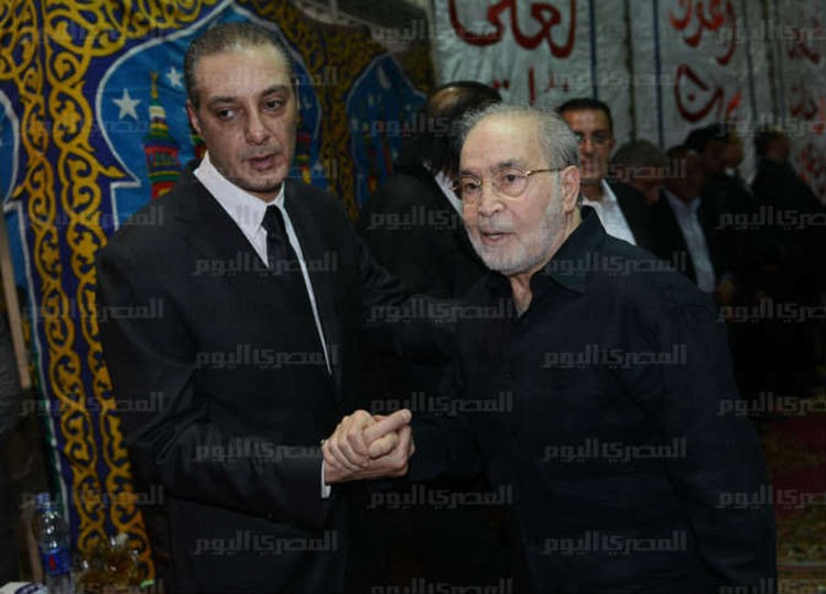 بالفيديو والصور.. شاهد عادل امام وفنانو مصر في عزاء مدون مصري سقط من شرفة شقته 