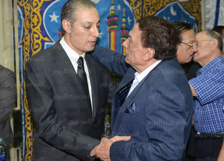 بالفيديو والصور.. شاهد عادل امام وفنانو مصر في عزاء مدون مصري سقط من شرفة شقته 