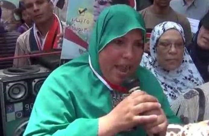بالفيديو.. متظاهرة "شت اب يور ماوس" تعود مجددا: "أنا بتكلم انجليزي فيفتي فيفتي" 