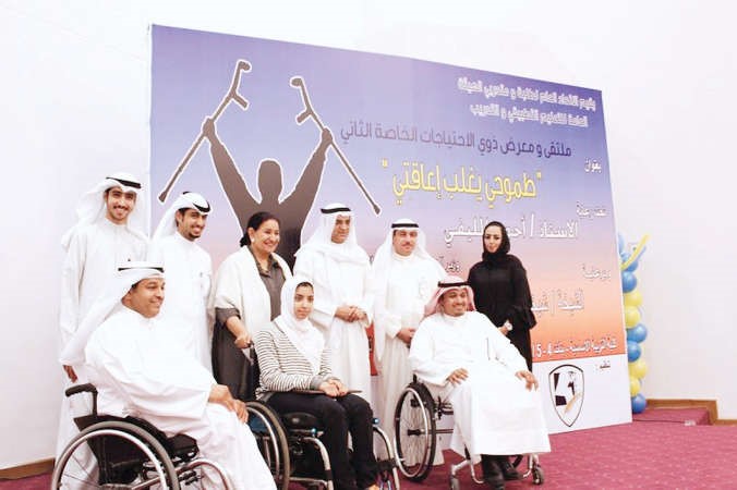 الوزير احمد المليفي والشيخة شيخة العبدالله مع عدد من الحضور