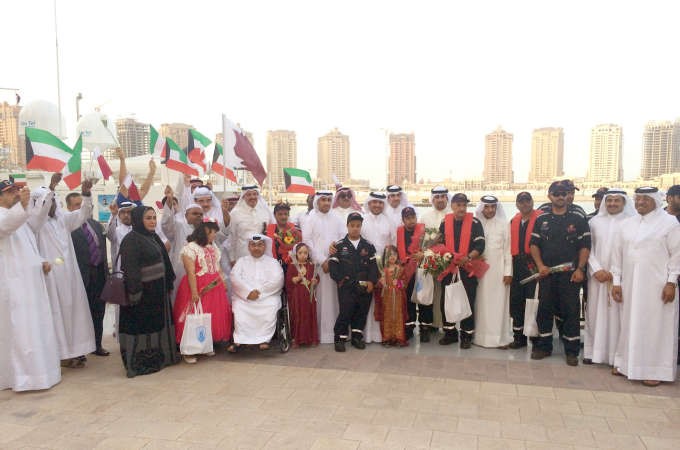 اعضاء رحلة الامل مع مجموعة من مستقبليهم لدى وصولهم الى محطتهم الثانية في الدوحة ﻿