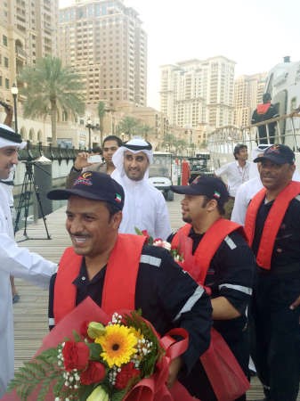 القائم باعمال سفارتنا لدى قطر تركي خالد المكراد خلال استقبال اعضاء رحلة الامل ﻿