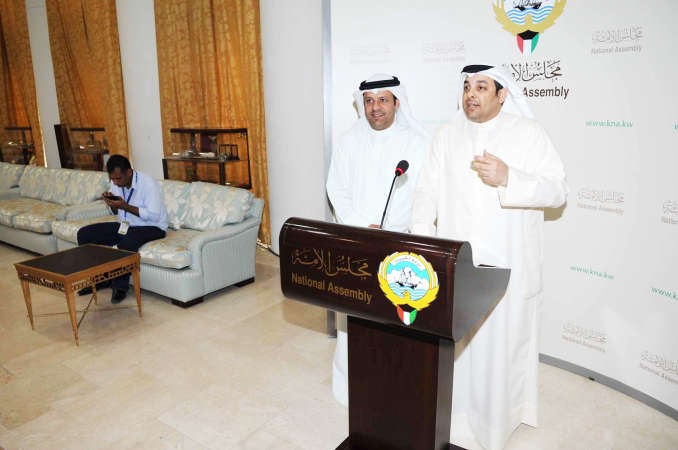 يعقوب الصانع وفيصل الكندري يتحدثان في مجلس الامة امس