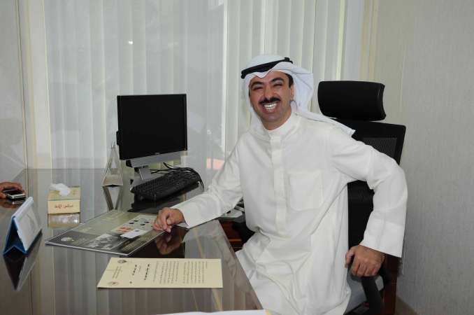 علي الراشد في مكتبه بمجلس الامة امس