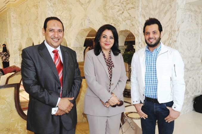 ددرية شرف الدين في صورة تذكارية مع الاعلامي نيشان والزميل اسامة ابو السعود﻿