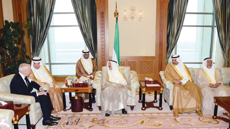 صاحب السمو الامير الشيخ صباح الاحمد خلال استقباله وليام لاسي سوينج بحضور الشيخ صباح الخالد والشيخ علي الجراح﻿